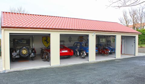 Une maison avec garage pour voitures de collection - A part ça